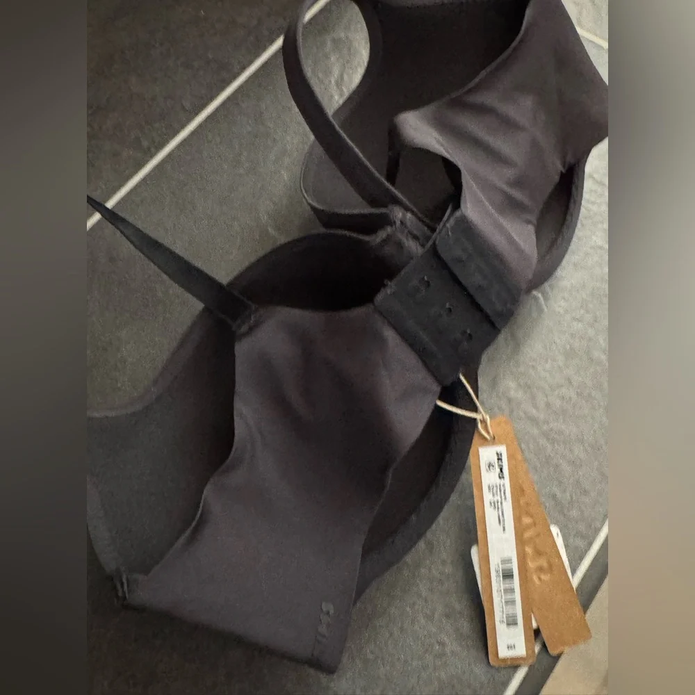 (2) SKIMS 34D Bras - Black/ONYX PUSH UP Balconette and Tan/MICA PUSH UP Plunge - Picture 8 of 9